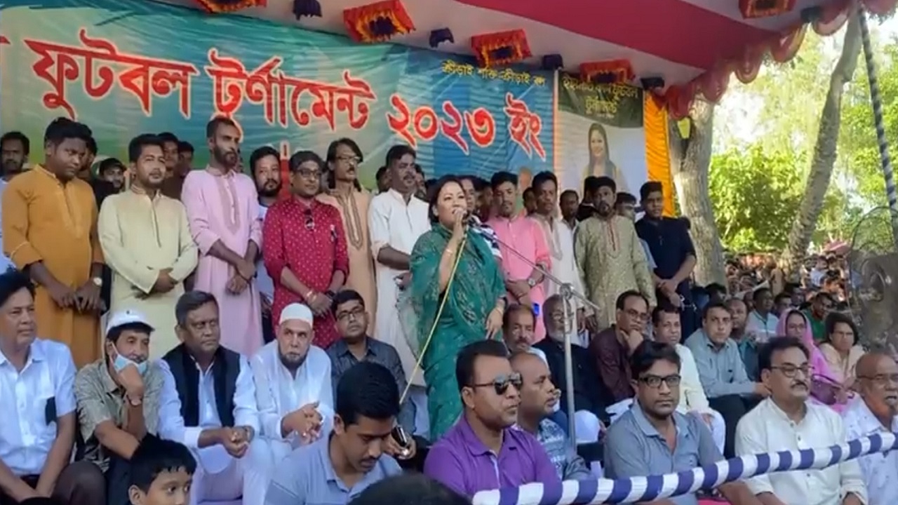 মানিকগঞ্জে ফুটবল টুর্নামেন্টের ফাইনাল খেলায় প্রধান অতিথির বক্তব্যে মমতাজ বেগম। ছবি : সংগৃহীত