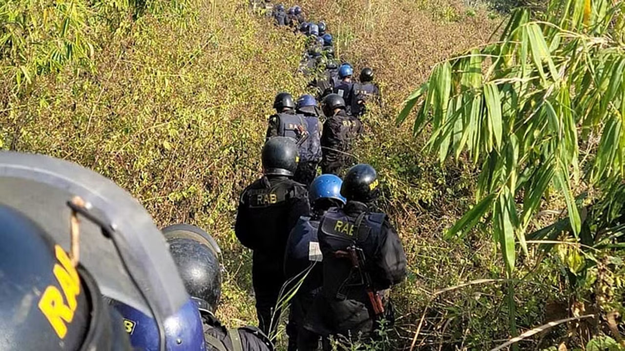 পাহাড়ে অভিযানে র‍্যাব। পুরোনো ছবি