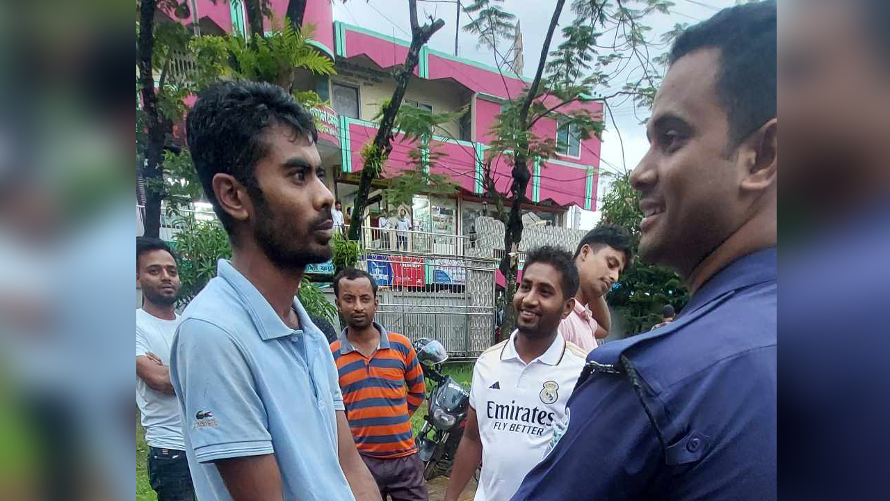 পুলিশের হাতে আটক মো. ইসমাইল হোসেন নয়ন। ছবি : সংগৃহীত