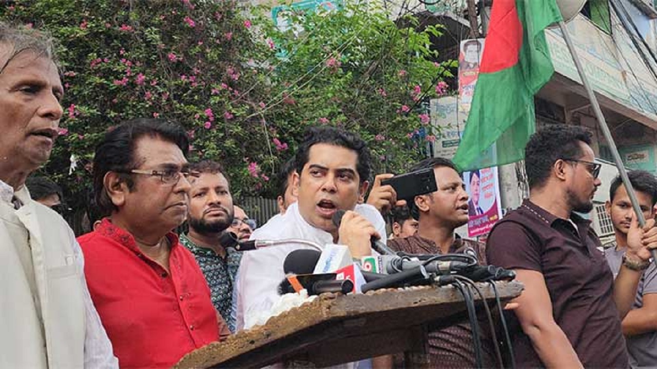 মিছিল পরবর্তী সংক্ষিপ্ত সমাবেশে বক্তব্য দেন আন্দালিব রহমান পার্থ। ছবি : সংগৃহীত