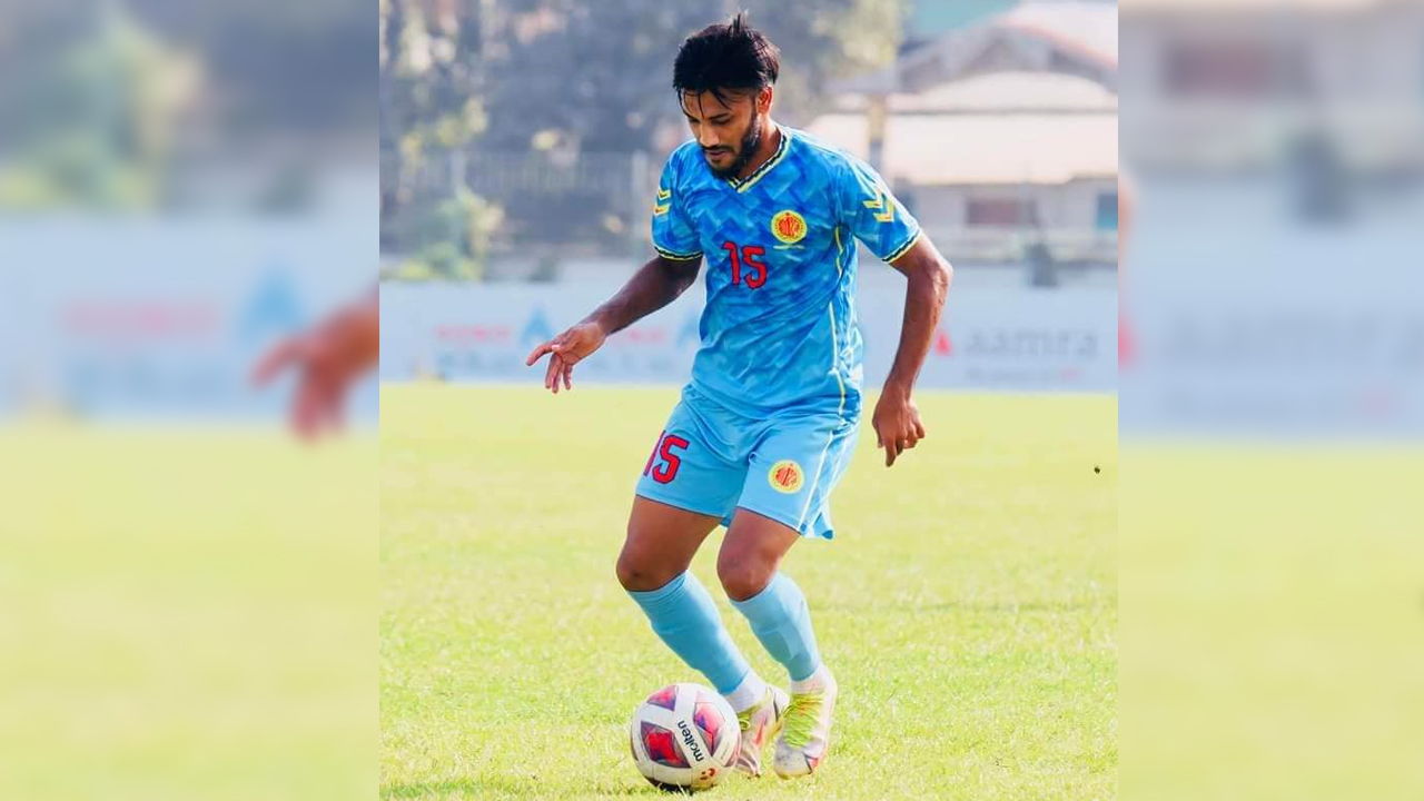 মিরাজুল হকের ছোট ছেলে জাতীয় দলের ফুটবলার আলমগীর মোল্লা। ছবি: সংগৃহীত