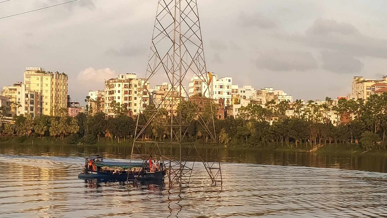 ফায়ার সার্ভিসের একটি টিম নৌকা নিয়ে ওই নারীকে নামানোর চেষ্টা করছেন।