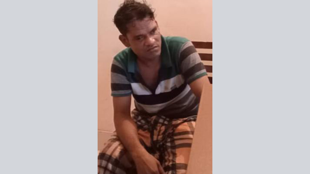 বোয়ালখালীতে সন্ত্রাসী বাবুল  গ্রেপ্তার। ছবি : কালবেলা