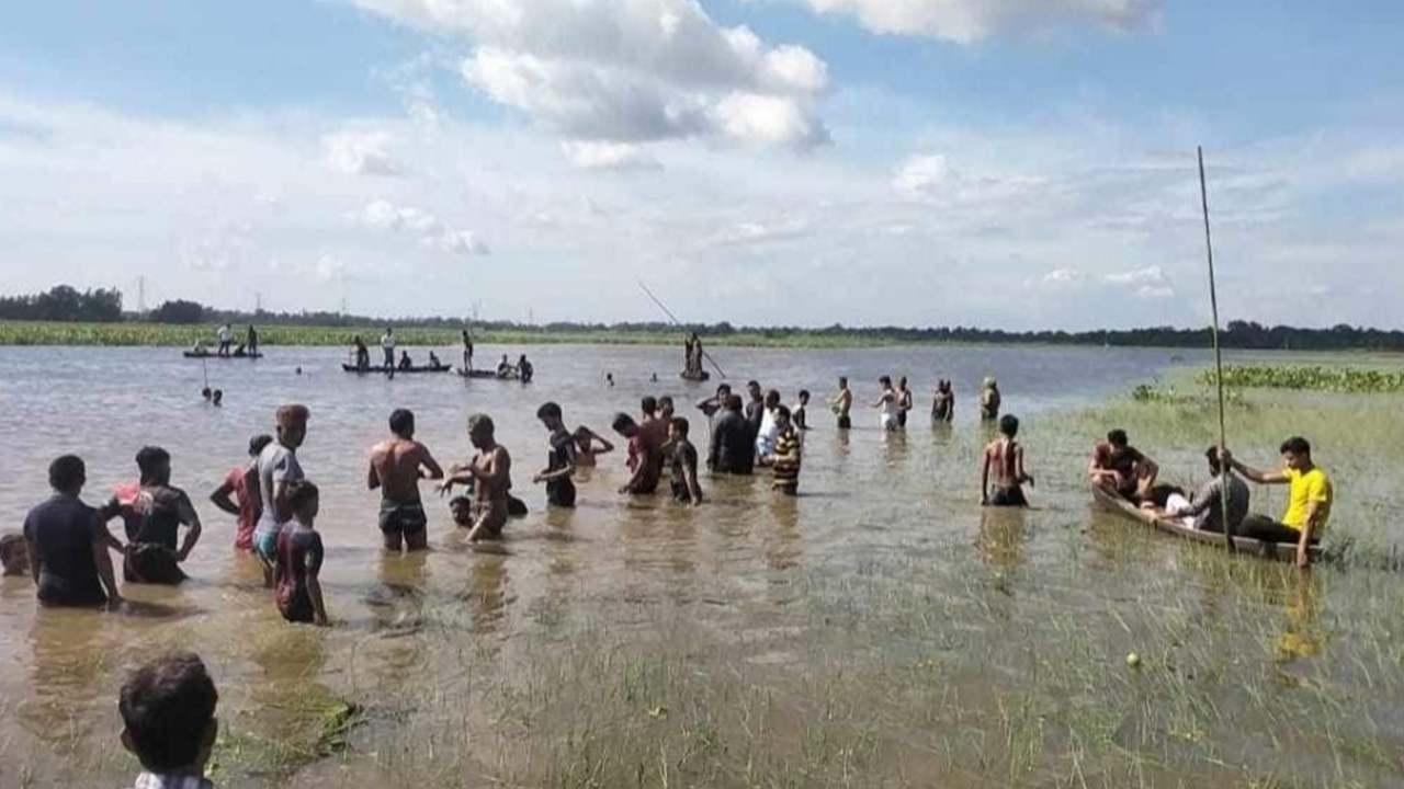 ডাকাতিয়া নদীতে নৌকা ডুবে যাওয়ায় ভাইবোনের মরদেহ উদ্ধার চেষ্টায় স্থানীয়রা। ছবি : কালবেলা