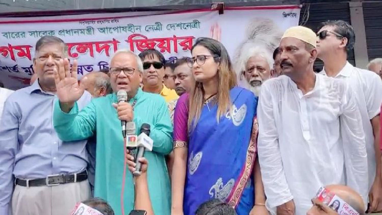 শনিবার কেরানীঞ্জের জিনজিরায় পদযাত্রা পূর্ব সংক্ষিপ্ত সমাবেশে রুহুল কবির রিজভীসহ দলীয় নেতাকর্মীরা। ছবি : কালবেলা