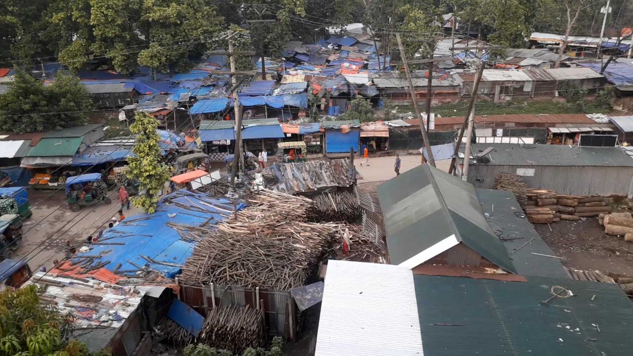 বনের জায়গা দখল করে স্থাপনা নির্মাণ। ছবি : কালবেলা