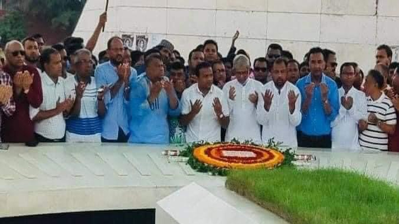 জাতীয়তাবাদী স্বেচ্ছাসেবক দলের ৪৩তম প্রতিষ্ঠাবার্ষিকী উপলক্ষে জিয়াউর রহমানের মাজারে ফুল দিয়ে শ্রদ্ধা নিবেদন করেন সংগঠনটির নেতাকর্মীরা। ছবি : কালবেলা