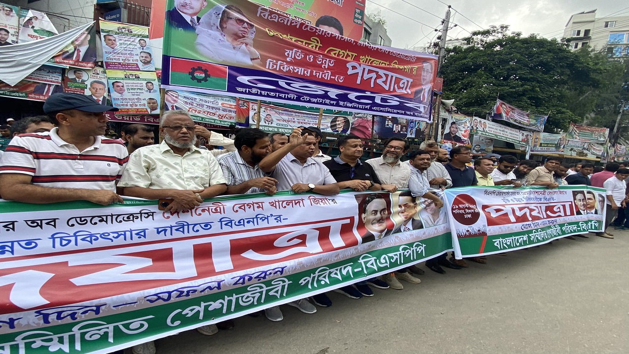 নয়াপল্টনে বিএনপির কেন্দ্রীয় কার্যালয়ের সামনে জড়ো হচ্ছেন বিএনপি ও অঙ্গসংগঠনের নেতাকর্মীরা। ছবি : কালবেলা