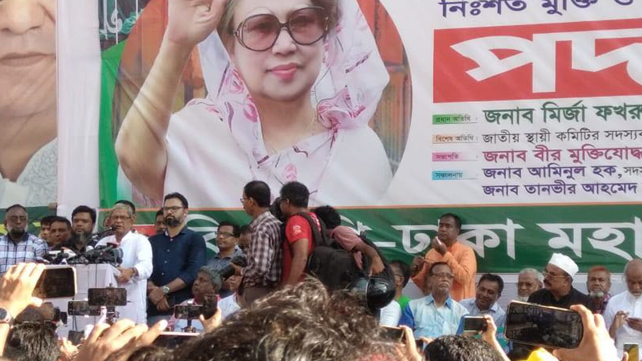 নয়াপল্টনে পদযাত্রাপূর্ব সংক্ষিপ্ত সমাবেশে বিএনপির মহাসচিব মির্জা ফখরুল ইসলাম আলমগীর। ছবি : কালবেলা