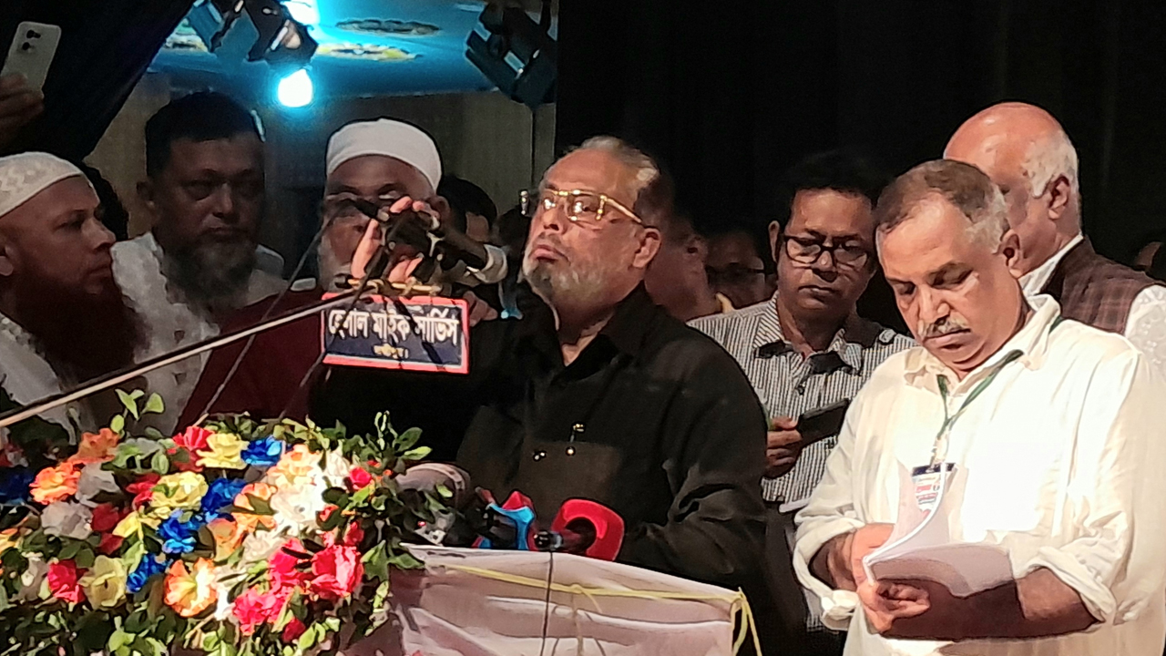 লক্ষ্মীপুর টাউন হলে জেলা জাতীয় পার্টির দ্বিবার্ষিক সম্মেলনে প্রধান অতিথির বক্তব্য দেন দলটির চেয়ারম্যান জি এম কাদের। ছবি : কালবেলা
