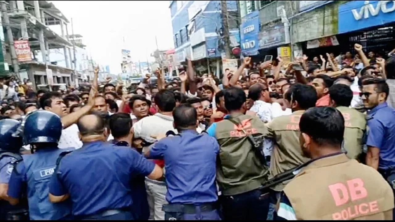বরগুনা জেলা বিএনপির নেতাকর্মীদের সঙ্গে পুলিশের ধস্তাধস্তি। ছবি : সংগৃহীত