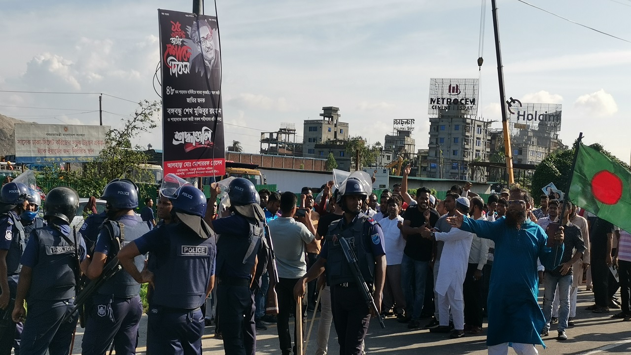 সোনারগাঁয়ে পুলিশ-বিএনপি সংঘর্ষ। ছবি : কালবেলা