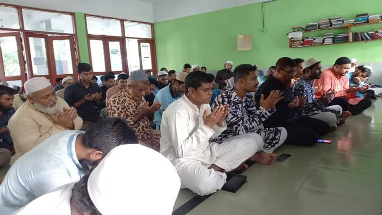 মুজিবুর রহমান ও বঙ্গমাতা শেখ ফজিলাতুন্নেছা মুজিবসহ সব শহিদের আত্মার মাগফিরাত কামনা করে কোরআনখানি ও দোয়া মাহফিল। ছবি : কালবেলা
