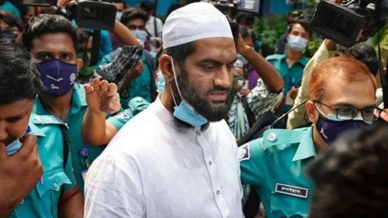 পুলিশের হাতে গ্রেপ্তার মামুনুল হক। ছবি : সংগৃহীত