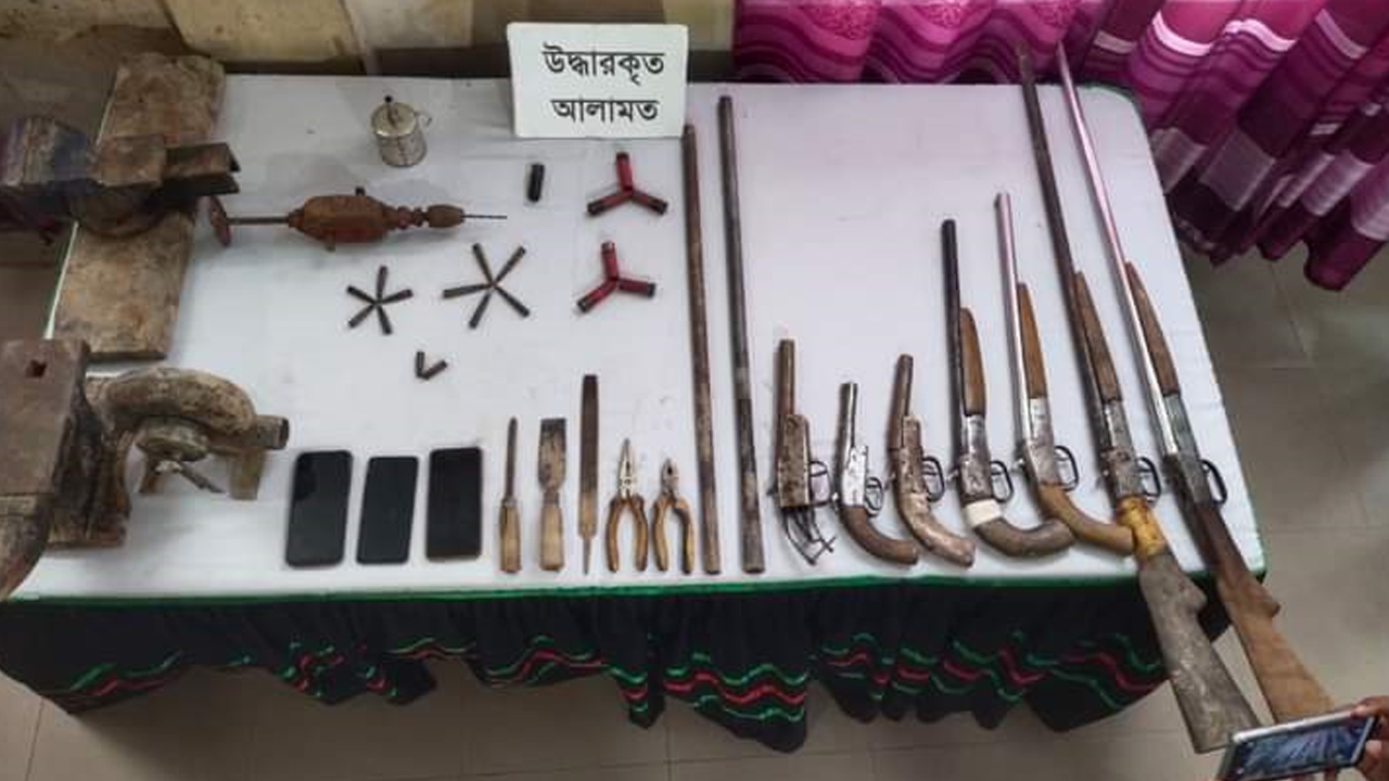 কক্সবাজারের টেকনাফে শুক্রবার র‌্যাবের অভিযানে উদ্ধার হওয়া আগ্নেয়াস্ত্র। ছবি : কালবেলা