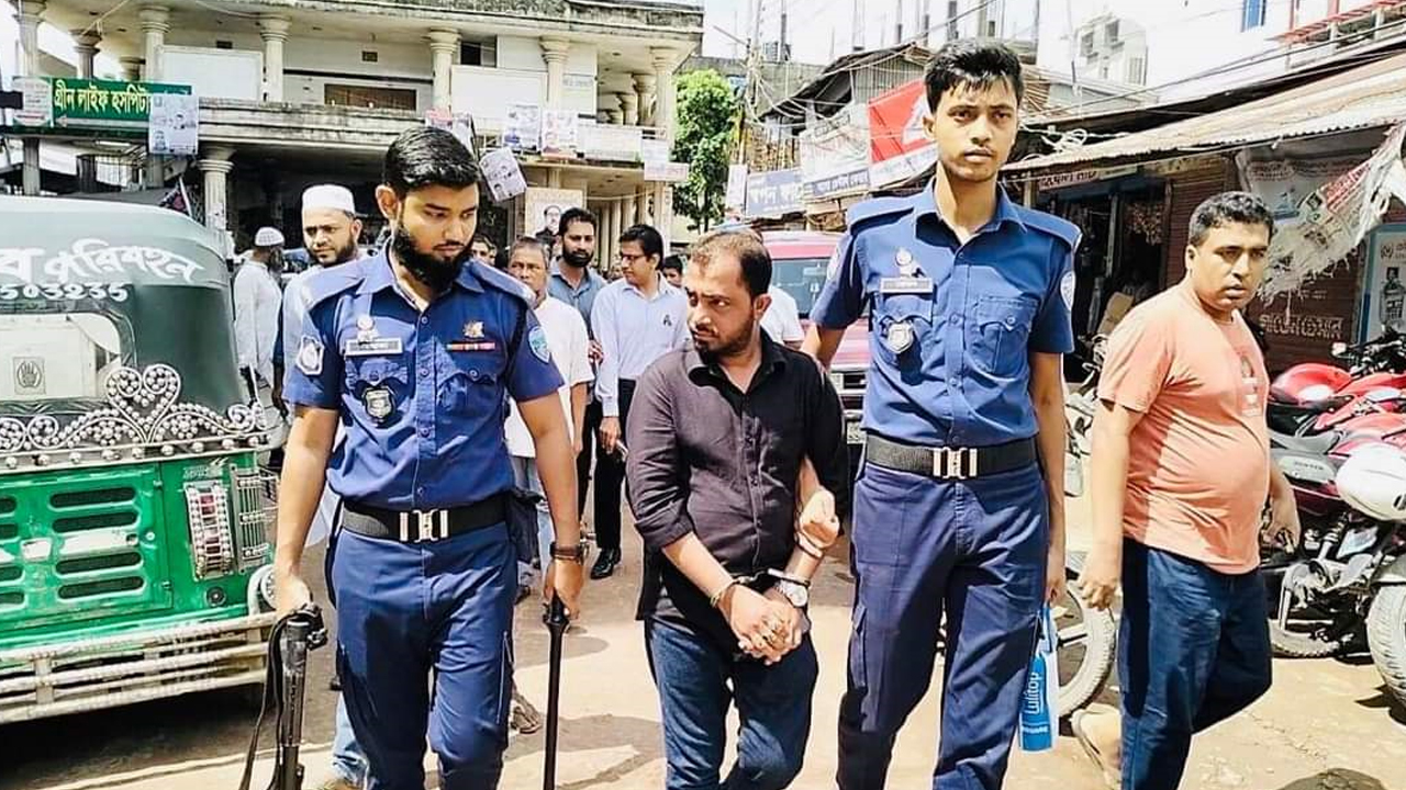 নোয়াখালীর বেগমগঞ্জে শনিবার অমর চন্দ্র শীল নামের এক ভুয়া চিকিৎসককে কারাগারে পাঠায় ভ্রাম্যমাণ আদালত। ছবি : কালবেলা