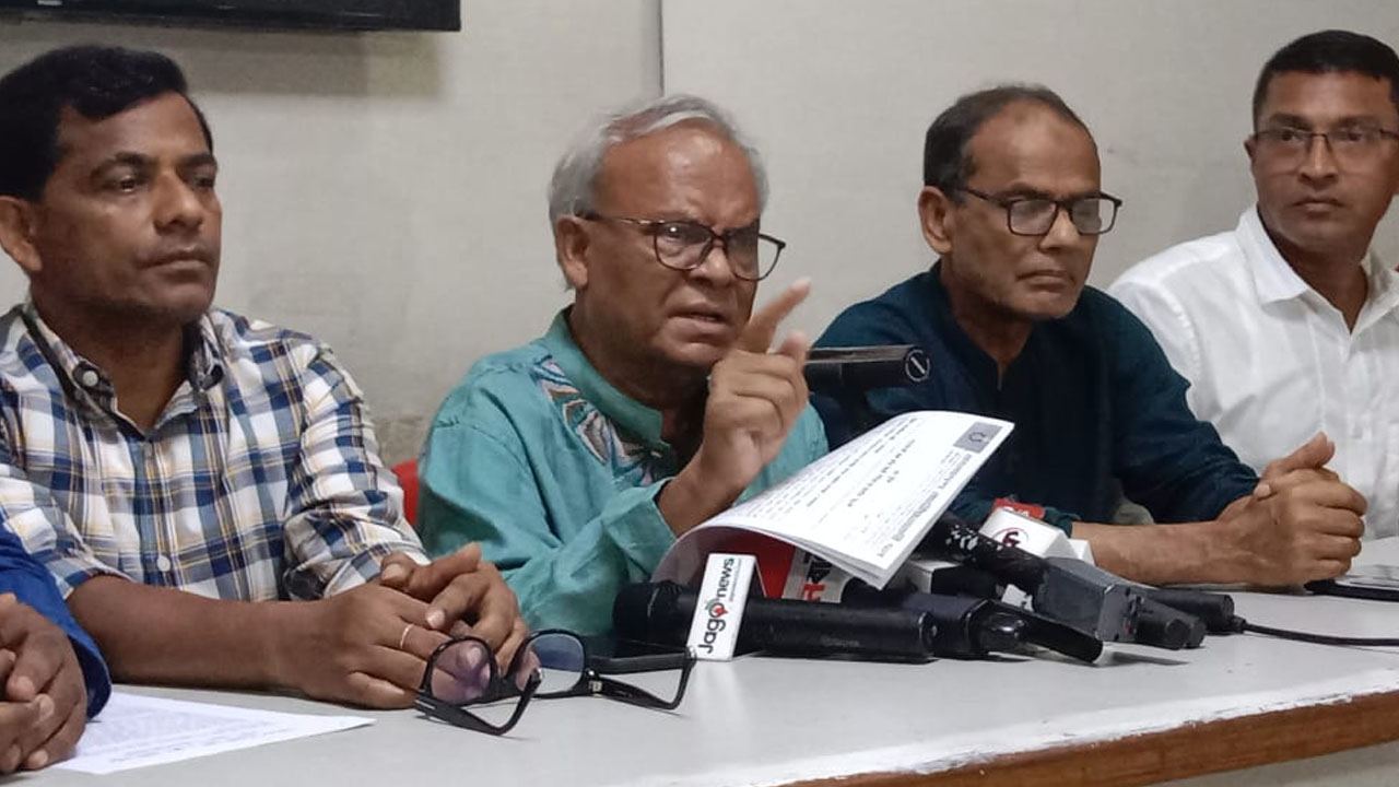 নয়াপল্টনে বিএনপিরি কেন্দ্রীয় কার্যালয়ে এক জরুরি সংবাদ সম্মেলনে রিজভী। ছবি : কালবেলা