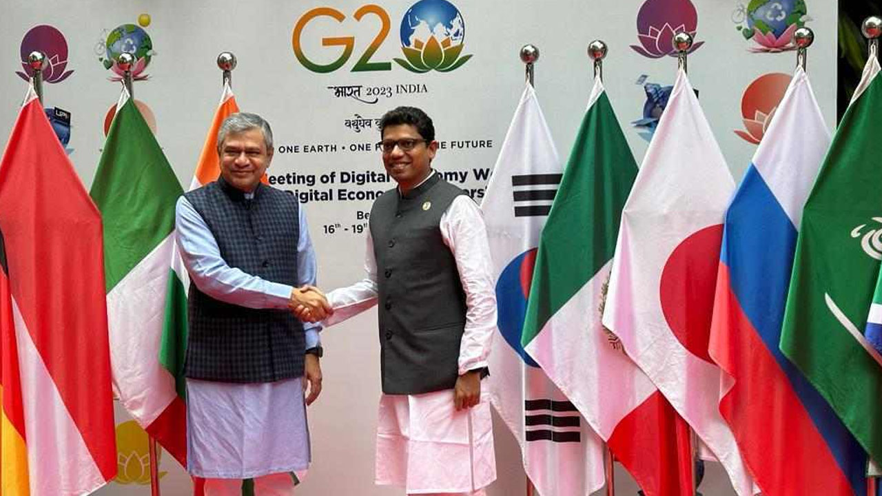 ভারতের কেন্দ্রীয় তথ্যপ্রযুক্তি মন্ত্রীর সঙ্গে পলকের সাক্ষাৎ। ছবি : কালবেলা