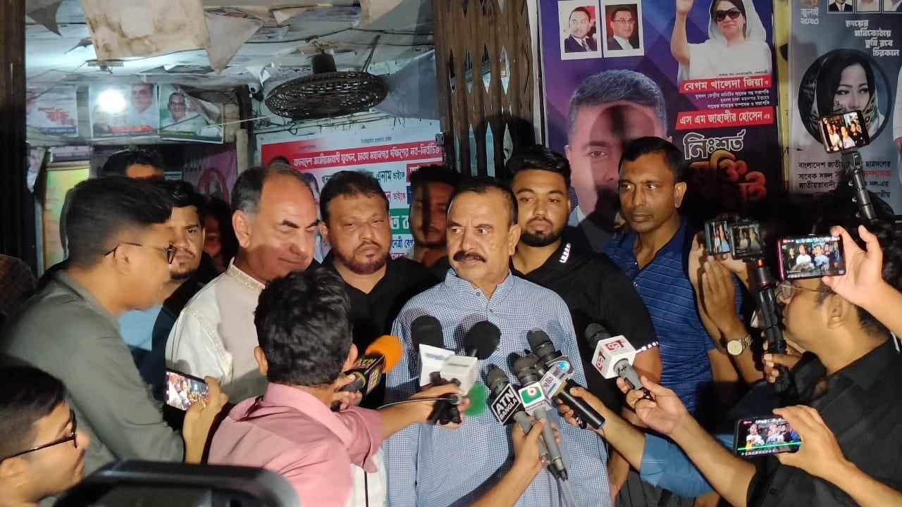 দলীয় কার্যালয়ের সামনে কথা বলছেন বিএনপির স্থায়ী কমিটির সদস্য মির্জা আব্বাস ও গয়েশ্বর চন্দ্র রায়। ছবি : কালবেলা
