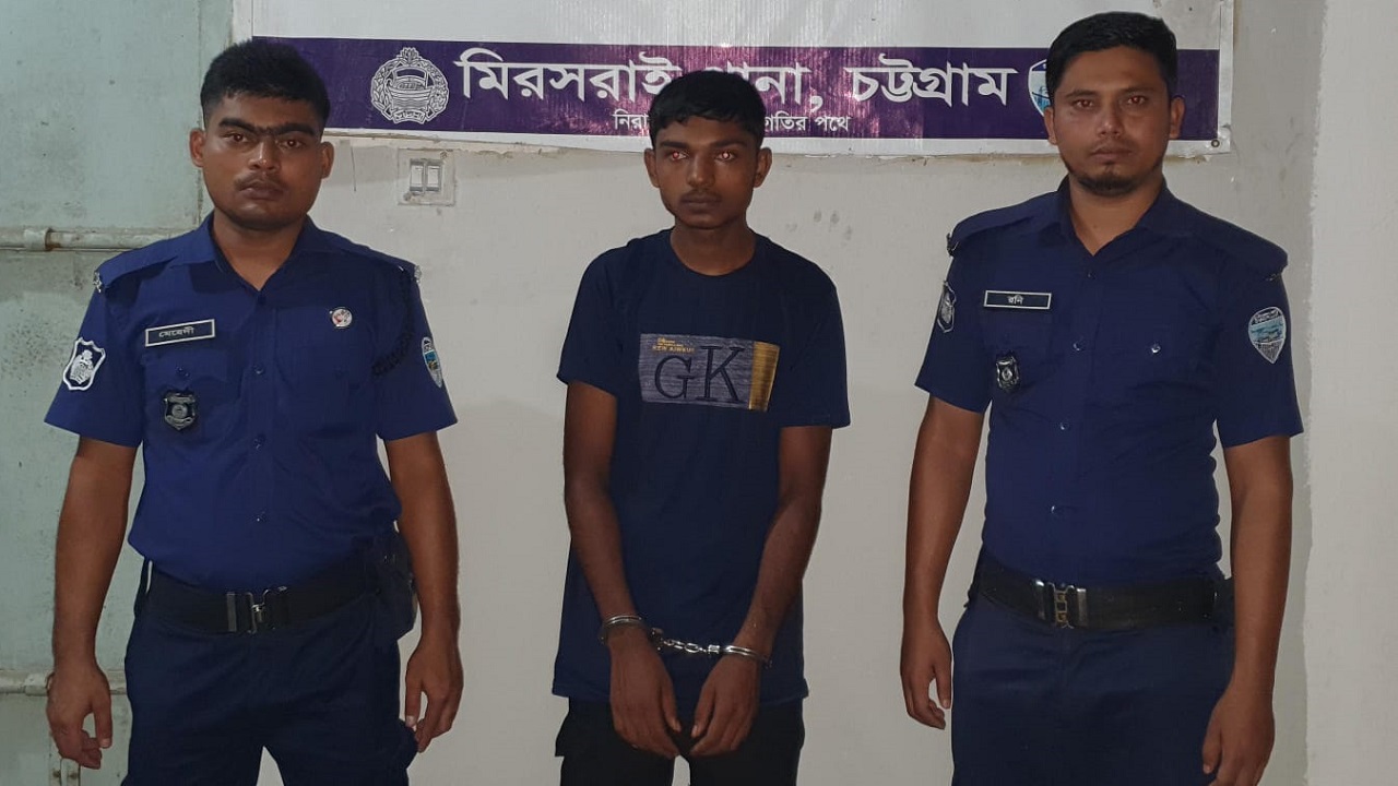 ইয়াবাসহ পুলিশের হাতে আটক মো. সোহেল রানা। ছবি : কালবেলা