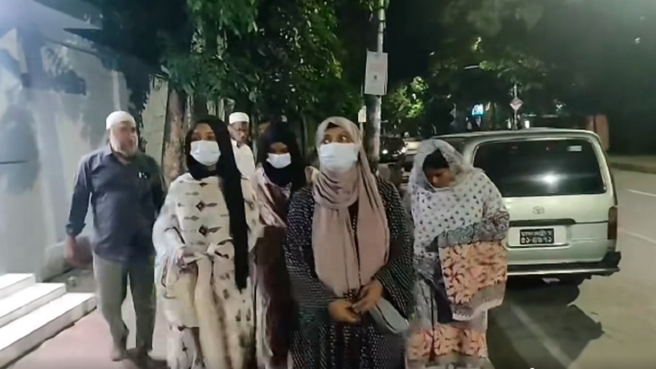 মহানগর দক্ষিণ বিএনপির ভারপ্রাপ্ত সদস্যসচিব রবিনের পরিবারের সদস্যরা। ছবি : ভিডিও থেকে নেওয়া