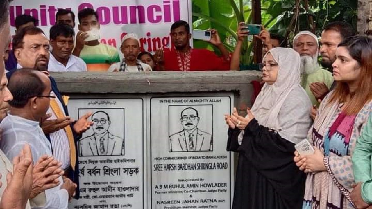 হর্ষ বর্ধন শ্রিংলার নামে ফলক উন্মোচনকালে সংসদ সদস্য রত্না। ছবি : সংগৃহীত