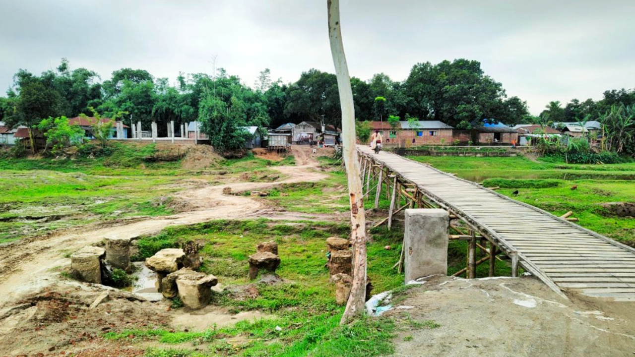 দিনাজপুরে খানসামা উপজেলার গোয়ালডিহি গ্রামের ইছামতী নদীর ওপর নির্মাণাধীন সেতুর শুধু পাইলিংয়ের কাজ হয়েছে। গতকাল শনিবারের ছবি। কালবেলা