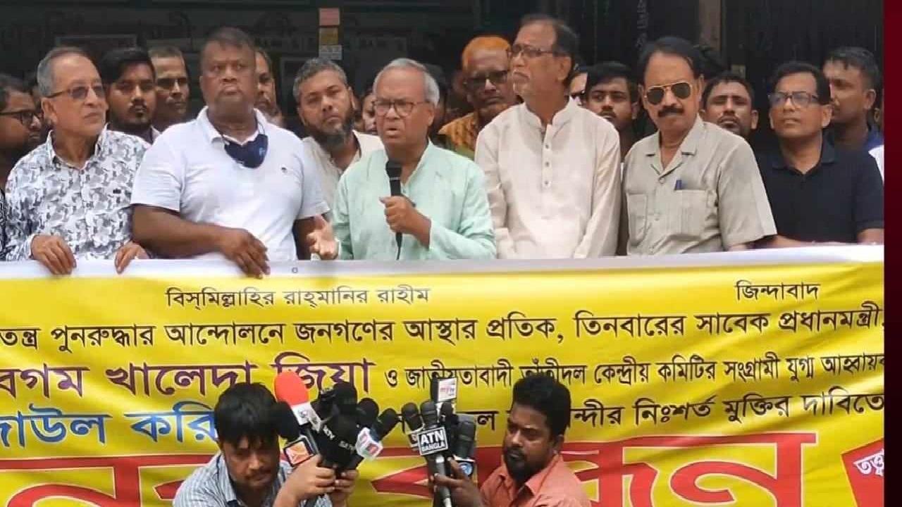 জাতীয়তাবাদী তাঁতী দলের মানববন্ধনে রুহুল কবির রিজভী। ছবি : কালবেলা