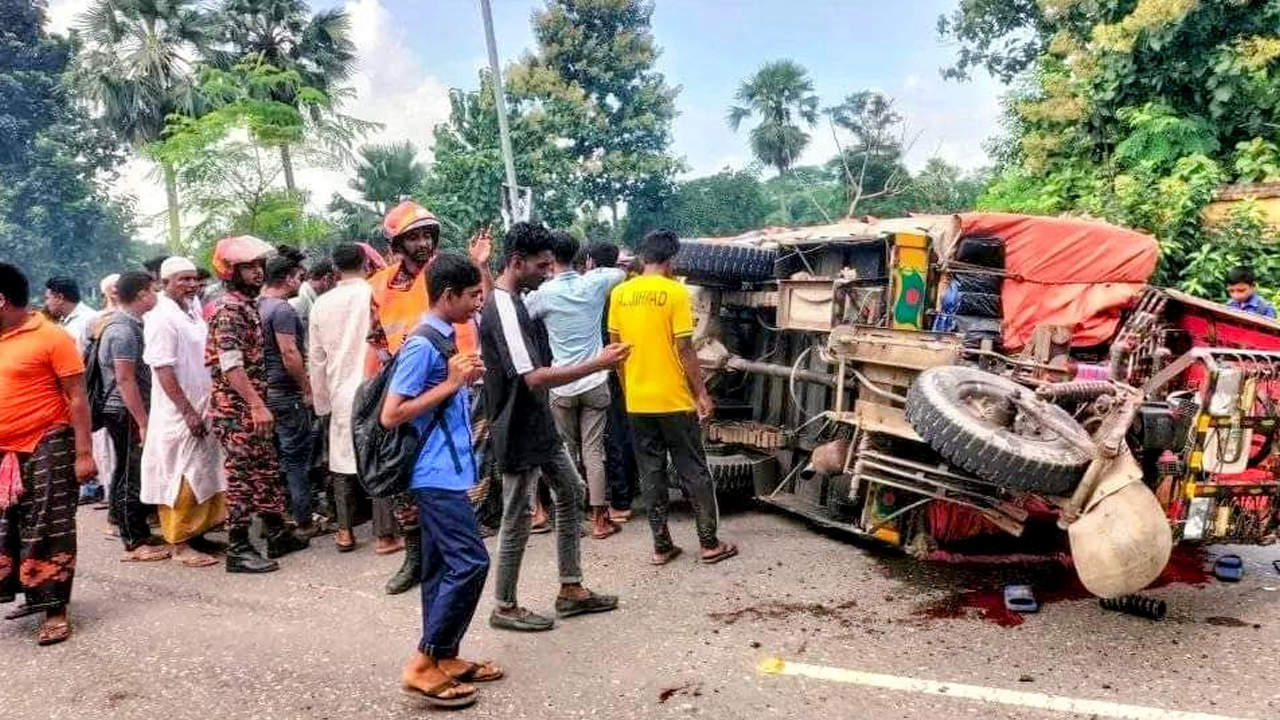 চুয়াডাঙ্গার আলমডাঙ্গায় রোববার ট্রাকের ধাক্কায় আলমসাধু উল্টে যায়। ছবি : কালবেলা