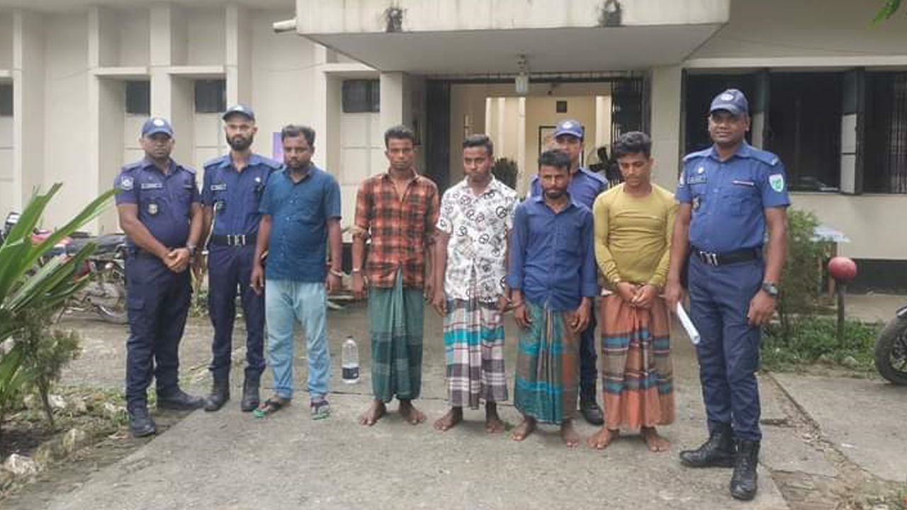 সুনামগঞ্জের তাহিরপুরে শনিবার রাতে যাদুকাটা নদীর পাড় কেটে বালু উত্তোলন করার অভিযোগে গ্রেপ্তার পাঁচজন। ছবি : কালবেলা