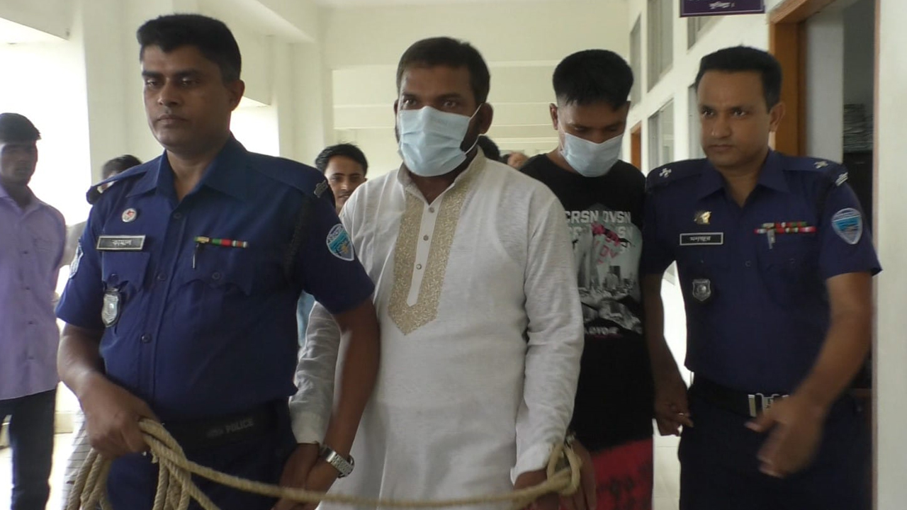 কুমিল্লা জেলার অতিরিক্ত জেলা ও দায়রা জজ পঞ্চম আদালতে রোববার মাদকদ্রব্য নিয়ন্ত্রণ আইনের মামলায় দুজনকে উপস্থিত করা হয়। ছবি : কালবেলা