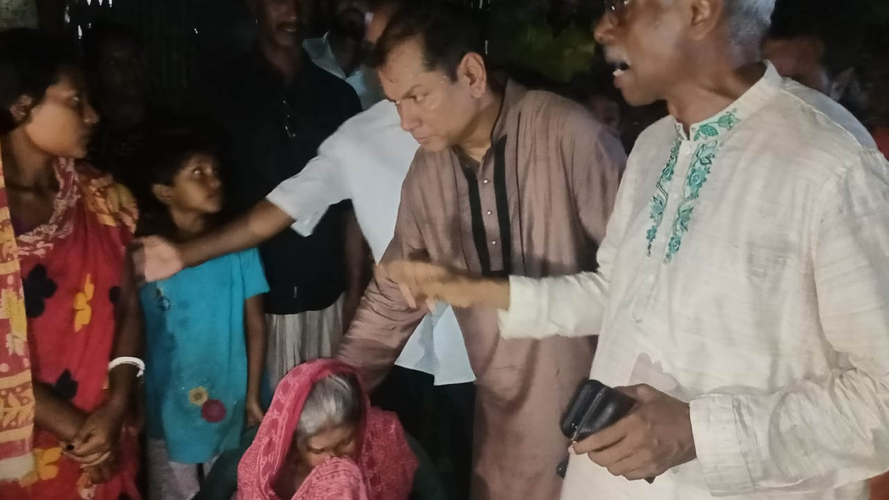 নড়াইলে হত্যাকাণ্ডরে ঘটনাস্থল পরিদর্শনে ঐক্য পরিষদ ও পূজা পরিষদের নেতারা। ছবি : কালবেলা