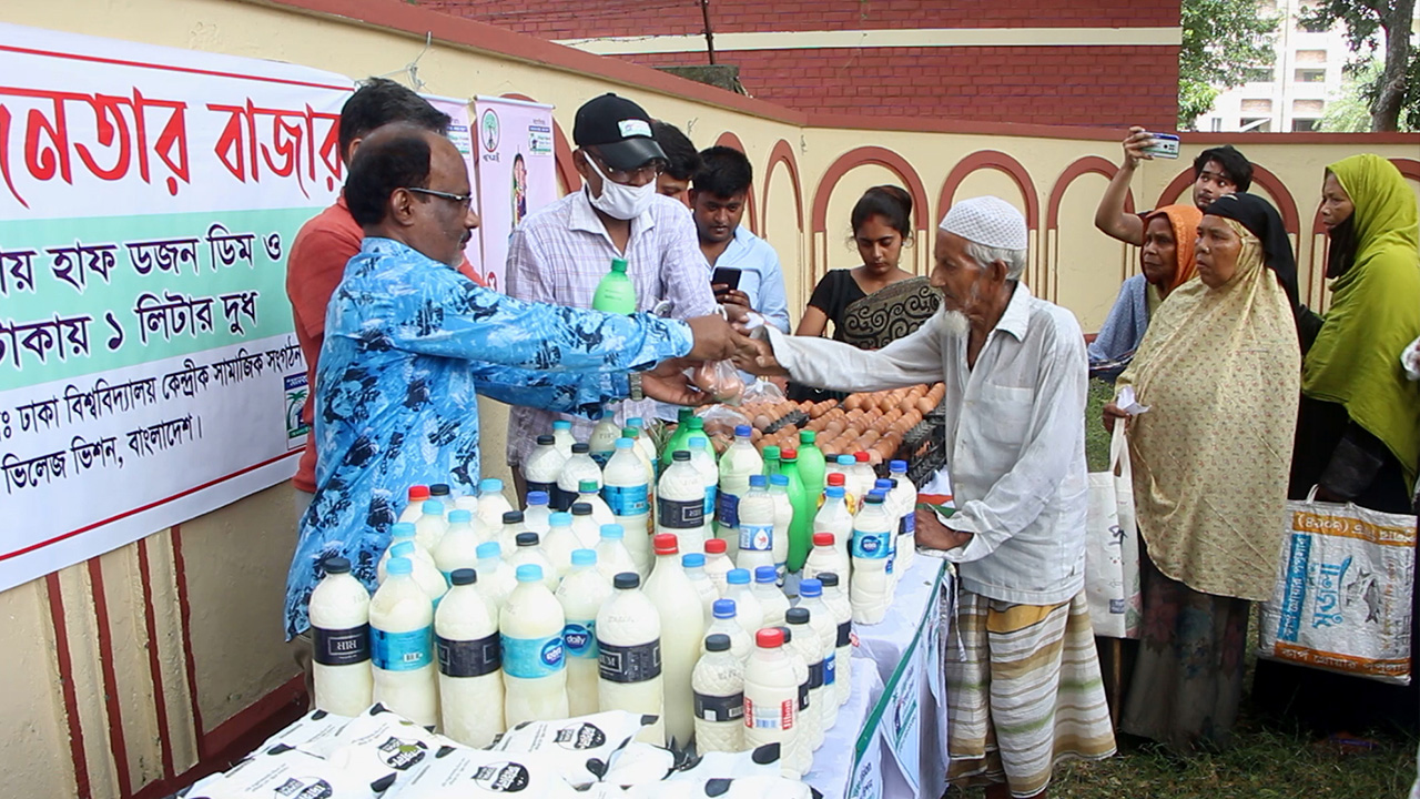 পাবনায় ৫ টাকায় পাঁচটি ডিম আর ৫ টাকায় এক লিটার করে দুধ পেলেন হতদরিদ্ররা। ছবি : কালবেলা