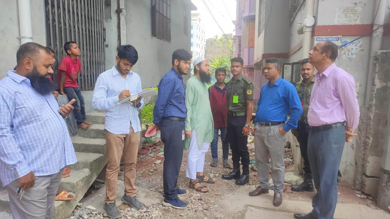ভ্রাম্যমাণ আদালত পরিচালনা করেছে ঢাকা দক্ষিণ সিটি করপোরেশন। ছবি : কালবেলা