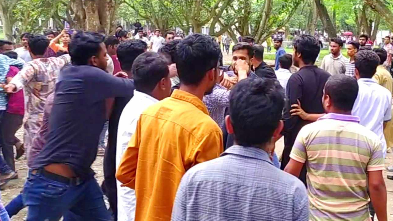 ইসলামী বিশ্ববিদ্যালয়ে রোববার দুই হলের ছাত্রলীগের কর্মীদের মধ্যে মারামারি হয়। ছবি : কালবেলা