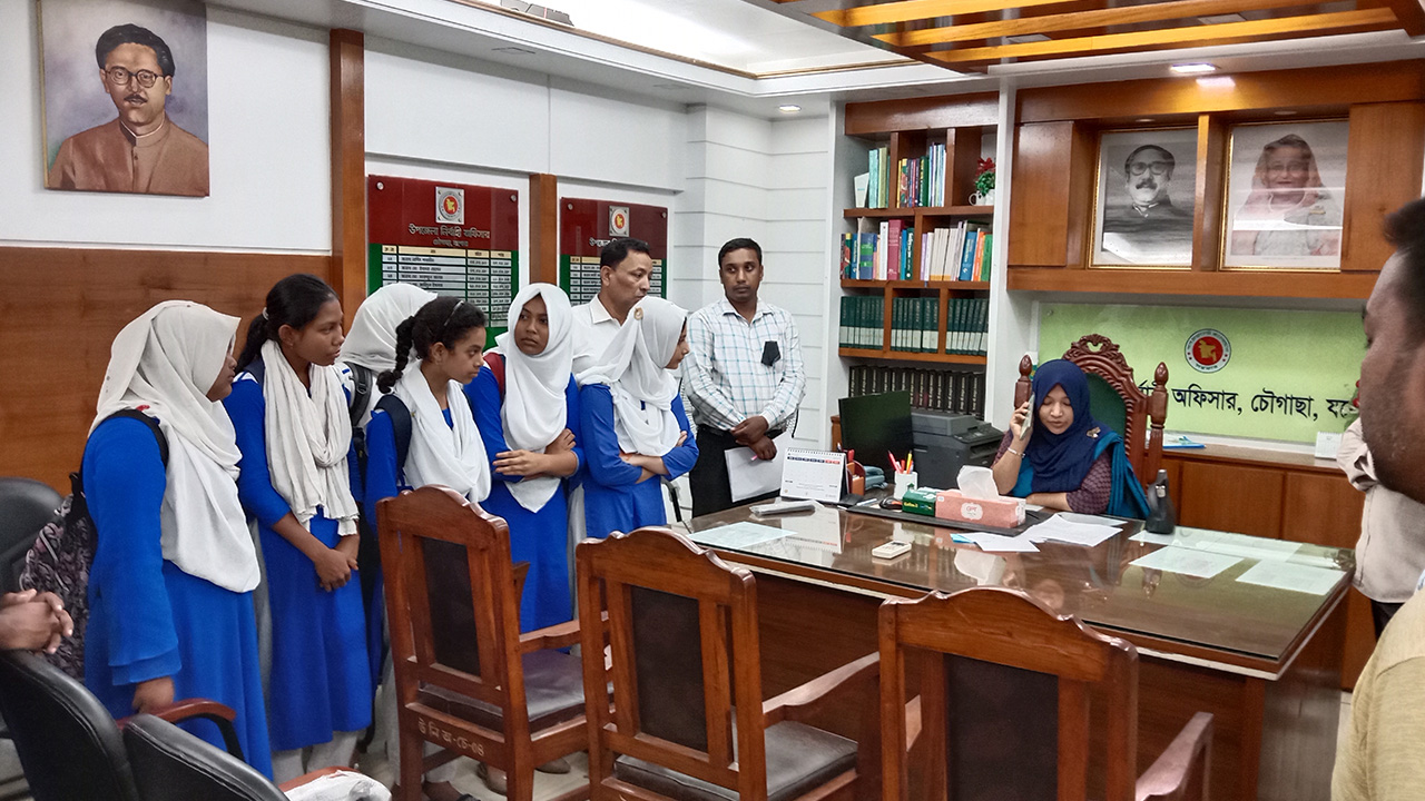 যশোরে শিক্ষকের বিরুদ্ধে ছাত্রীদের নির্যাতন ও স্কুল ড্রেস ছেঁড়ার অভিযোগ । ছবি : কালবেলা