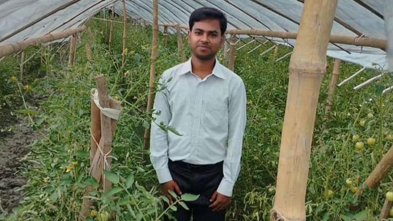 কলারোয়ার কৃষি উপসহকারী কর্মকর্তা সুশান্ত বিশ্বাস। ছবি : কালবেলা