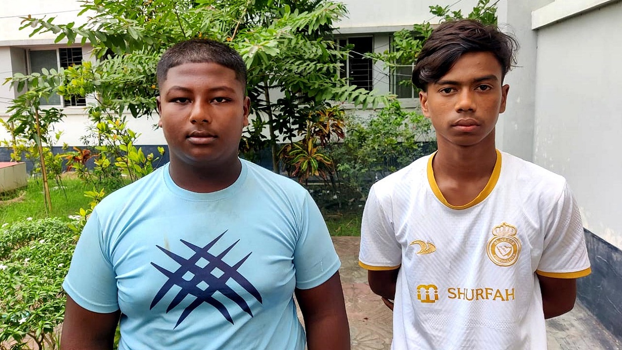 আটক টিকটকার আতিক ডন ও হৃদয়। ছবি : কালবেলা