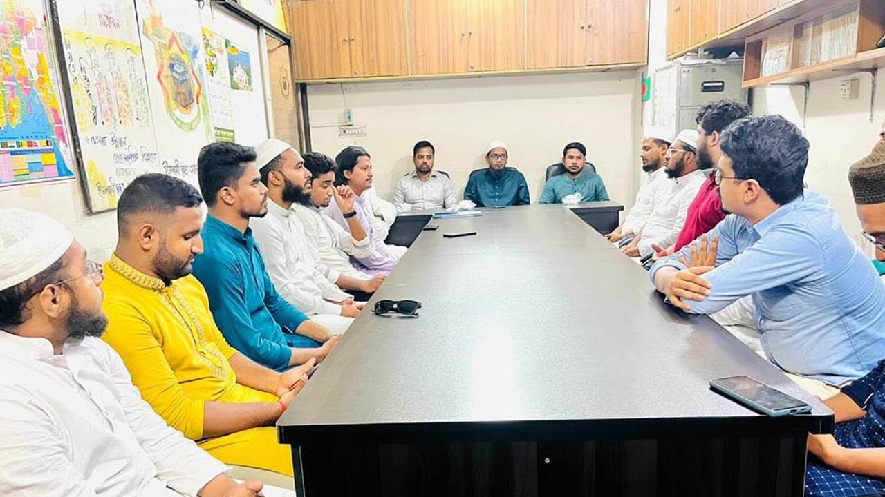 সমমনা ছাত্র সংগঠনের নেতাদের সঙ্গে মতবিনিময় করেছেন সর্বদলীয় ছাত্রঐক্যের নেতারা। ছবি : কালবেলা