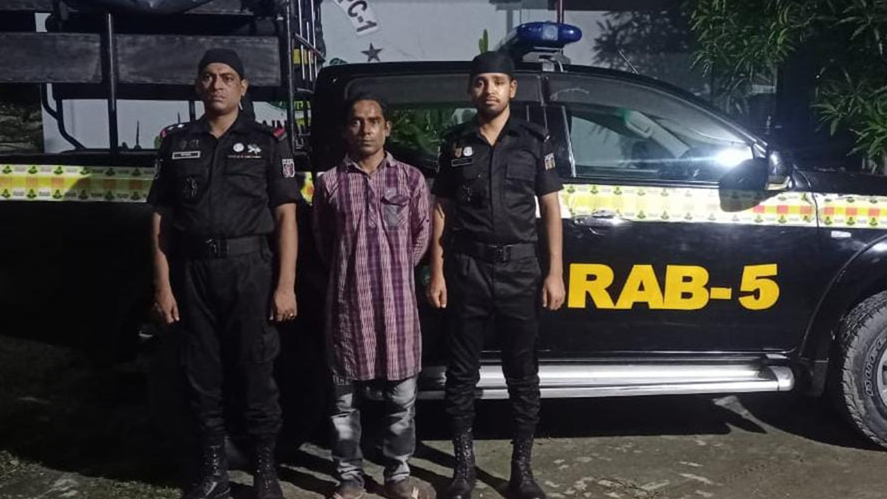 দেড় কোটি টাকা মূল্যের ১ কেজি ৬০০ গ্রাম হেরোইনসহ ইমরান আলী গ্রেপ্তার। ছবি : কালবেলা