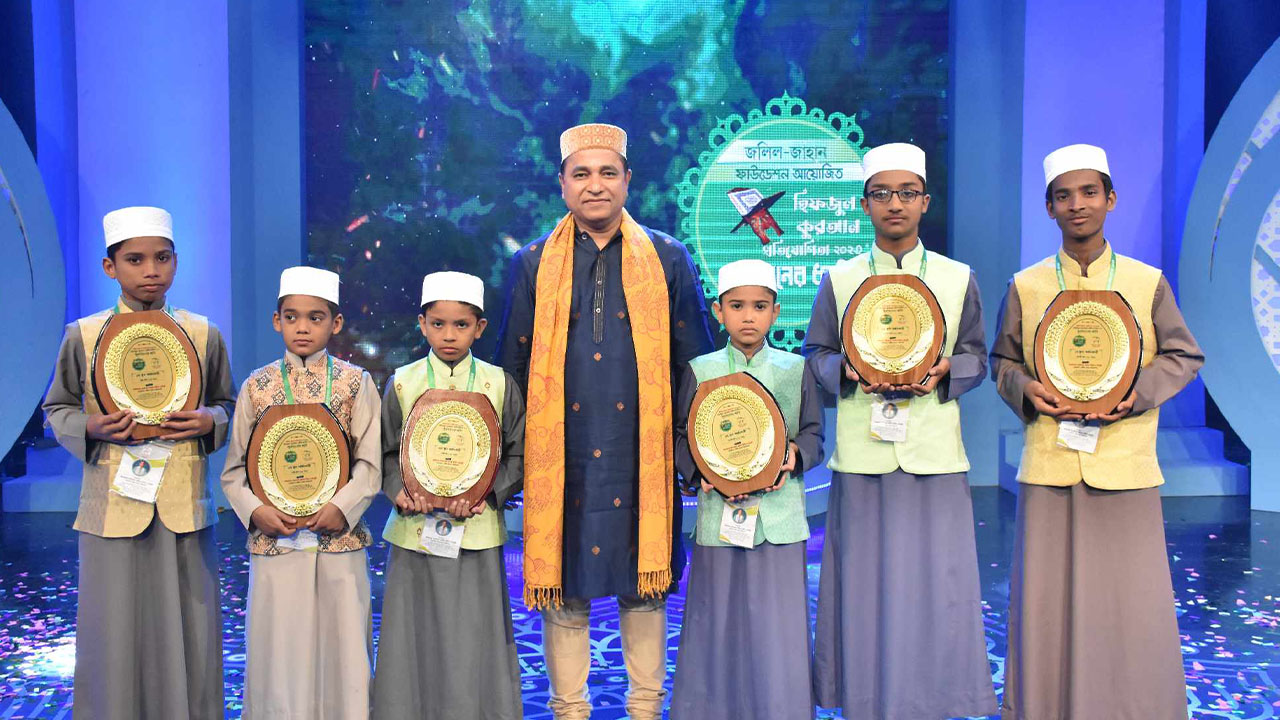 বিজয়ীদের সাথে ফাউন্ডেশনের চেয়ারম্যান। ছবি : কালবেলা