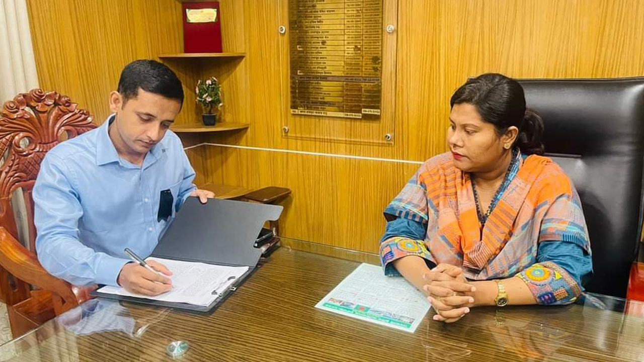 আটঘরিয়ায় উপজেলা নির্বাহী অফিসার (ইউএনও) হিসেবে মো. নাহারুল ইসলাম রোববার যোগদান করেন। ছবি : কালবেলা