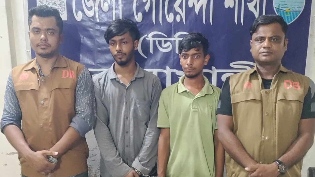 নোয়াখালীতে রোববার ছিনতাইয়ের অভিযোগে গ্রেপ্তার দুজন। ছবি : কালবেলা