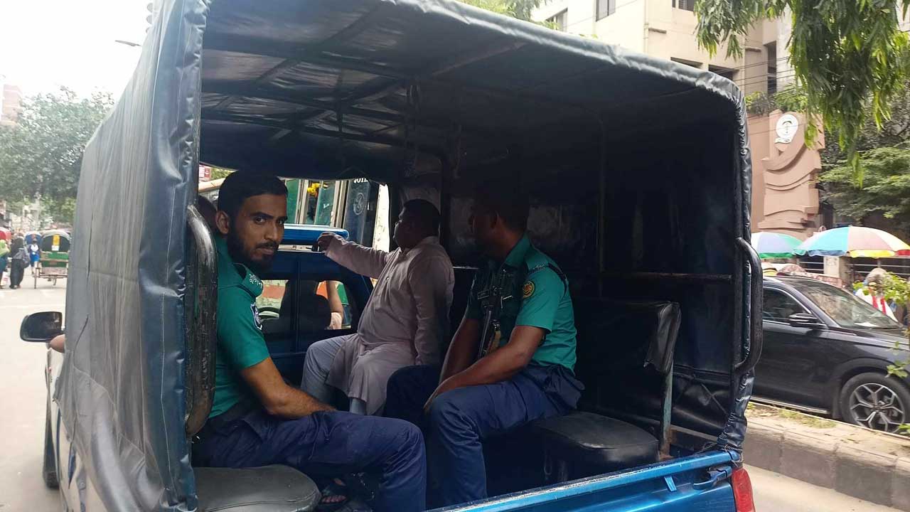 আদালতে নেওয়া হচ্ছে রিজেন্ট হাসপাতালের চেয়ারম্যান মোহাম্মদ সাহেদ করিমকে। ছবি : কালবেলা