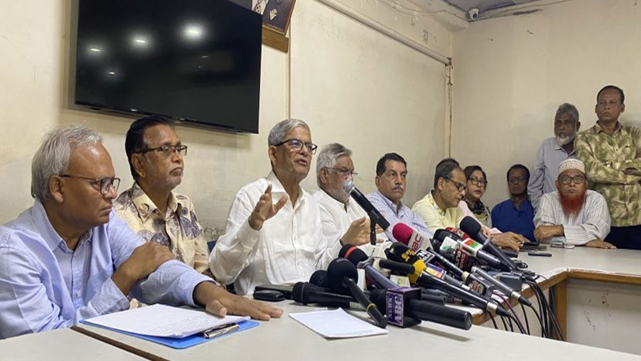 বিএনপির কেন্দ্রীয় কার্যালয়ে কথা বলছেন দলটির মহাসচিব মির্জা ফখরুল ইসলাম আলমগীর। ছবি: কালবেলা