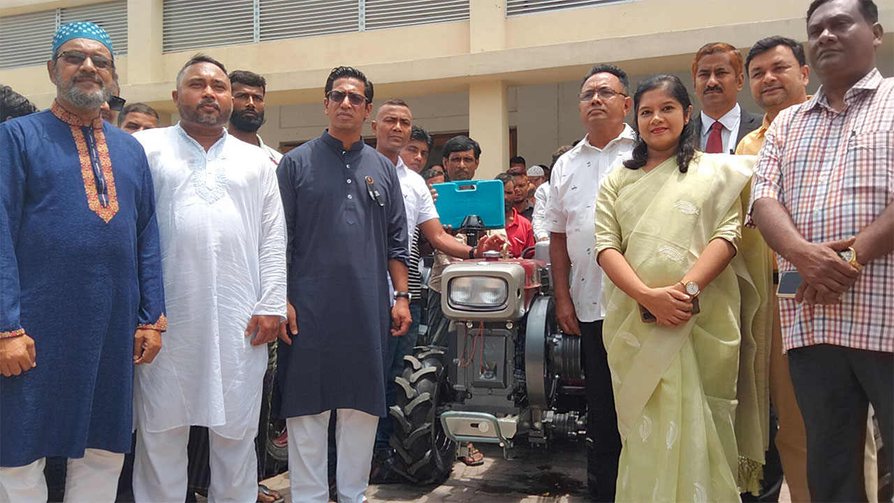 শরীয়তপুরে কৃষকদের মাঝে কৃষি যন্ত্রপাতি বিতরণ করা হয়েছে। ছবি: কালবেলা