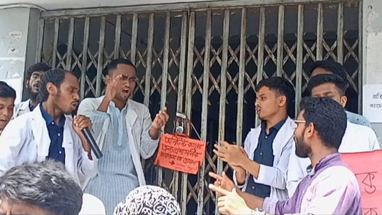 সাতক্ষীরার কালীগঞ্জের নলতায় মেডিকেল অ্যাসিস্ট্যান্ট ট্রেনিং স্কুলের শিক্ষার্থীরা সোমবার প্রতিষ্ঠানের প্রশাসনিক ভবনে তালা দিয়ে বিক্ষোভ করেন। ছবি : কালবেলা