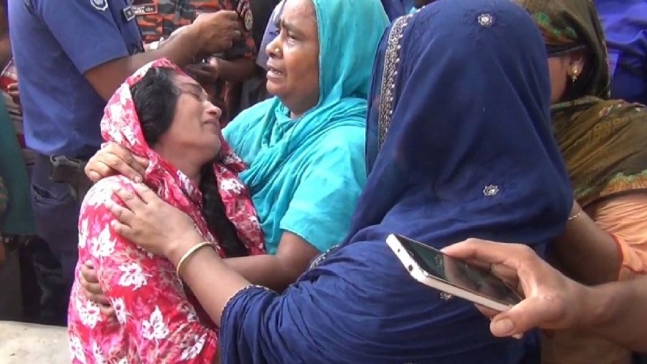 সাতক্ষীরায় ট্রাকচাপায় নিহত শিশুর স্বজনদের আহাজারি। ছবি : কালবেলা