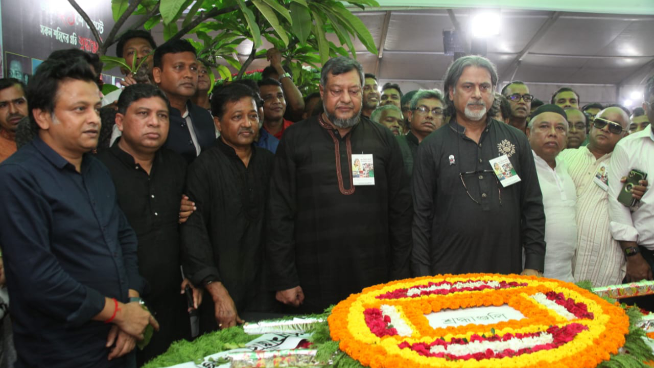 ২১ আগস্ট গ্রেনেড হামলায় নিহতদের স্মরণে শ্রদ্ধা নিবেদন করেছে যুবলীগ। ছবি : সৌজন্য