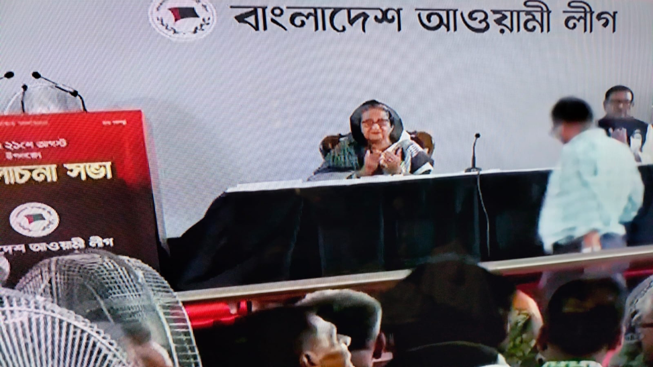 ২১ শে আগস্ট গ্রেনেড হামলায় নিহতদের স্বরণে দোয়া করছেন প্রধানমন্ত্রী। ছবি : সৌজন্য